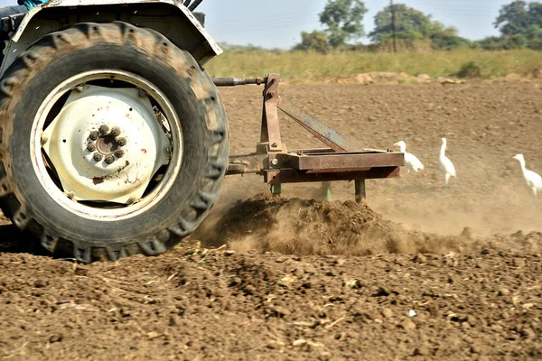 インド・マハラシュトラ州アムラヴァティ- 2017年2月3日:苗の栽培者で播種するための土地を準備するトラクターの未確認農家. — ストック写真