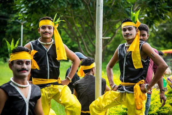 Amravati, Maharashtra, Hindistan - 9 Ağustos: Gondi kabileleri kabile gününü Amravati, Maharashtra, Hindistan 'da halk dansı yaparak kutluyorlar. — Stok fotoğraf