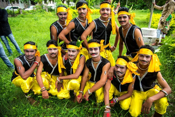 Amravati, Maharashtra, India - 9 augustus: Groep Gondi stammen viert wereldtribale dag door volksdans uit te voeren in Amravati, Maharashtra, India — Stockfoto