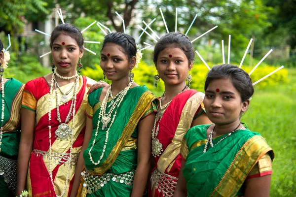 Amravati, Maharashtra, India - 9 augustus: Groep Gondi stammen viert wereldtribale dag door volksdans uit te voeren in Amravati, Maharashtra, India — Stockfoto