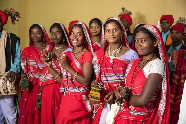 Amravati, Maharashtra, Hindistan - 9 Ağustos - Madhya Pradesh ve Maharashtra 'da bulunan Korku kabilesi geleneksel müzik üzerine dans ederek dünya kabilesi gününü kutluyor, — Stok fotoğraf