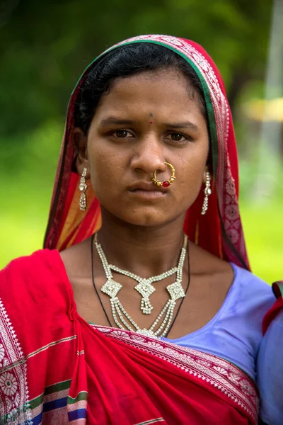 Amravati, Maharashtra, Hindistan - 9 Ağustos - Madhya Pradesh ve Maharashtra 'da bulunan Korku kabilesi geleneksel müzik üzerine dans ederek dünya kabilesi gününü kutluyor, — Stok fotoğraf