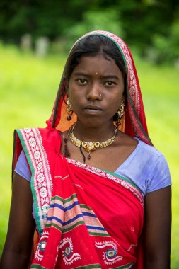 Amravati, Maharashtra, Hindistan - 9 Ağustos - Madhya Pradesh ve Maharashtra 'da bulunan Korku kabilesi geleneksel müzik üzerine dans ederek dünya kabilesi gününü kutluyor,