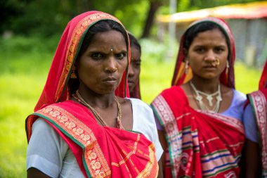 Amravati, Maharashtra, Hindistan - 9 Ağustos - Madhya Pradesh ve Maharashtra 'da bulunan Korku kabilesi geleneksel müzik üzerine dans ederek dünya kabilesi gününü kutluyor,