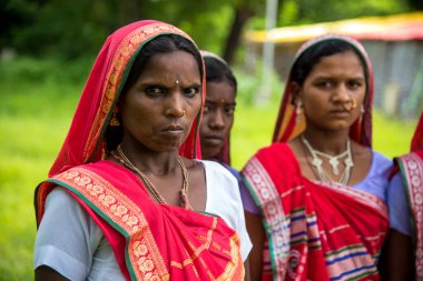 Amravati, Maharashtra, Hindistan - 9 Ağustos - Madhya Pradesh ve Maharashtra 'da bulunan Korku kabilesi geleneksel müzik üzerine dans ederek dünya kabilesi gününü kutluyor,