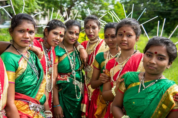 AMRAVATI, MAHARASHTRA, ÍNDIA - 9 DE AGOSTO: Grupo de tribos Gondi celebrando o dia tribal mundial realizando dança popular em Amravati, Maharashtra, Índia — Fotografia de Stock