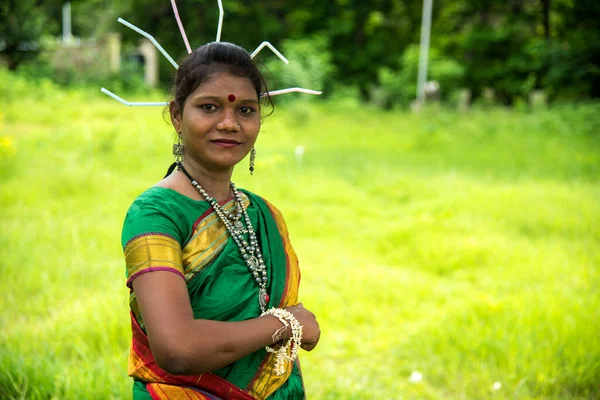 Amravati, Maharashtra, Hindistan - 9 Ağustos: Gondi kabileleri kabile gününü Amravati, Maharashtra, Hindistan 'da halk dansı yaparak kutluyorlar. — Stok fotoğraf