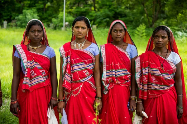 Amravati, Maharashtra, Hindistan - 9 Ağustos - Madhya Pradesh ve Maharashtra 'da bulunan Korku kabilesi geleneksel müzik üzerine dans ederek dünya kabilesi gününü kutluyor, — Stok fotoğraf