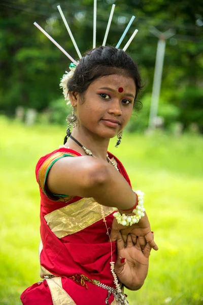 Amravati, Maharashtra, Hindistan - 9 Ağustos: Gondi kabileleri kabile gününü Amravati, Maharashtra, Hindistan 'da halk dansı yaparak kutluyorlar. — Stok fotoğraf