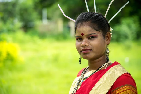 Amravati, Maharashtra, Ινδία - 9 Αυγούστου: Ομάδα φυλών Gondi γιορτάζει την παγκόσμια ημέρα φυλών με την εκτέλεση λαϊκού χορού στην Amravati, Maharashtra, Ινδία — Φωτογραφία Αρχείου