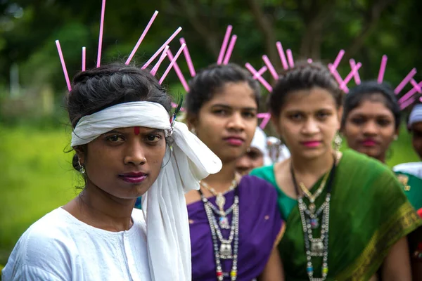 Amravati, Maharashtra, India - augusztus 9.: Gondi törzsek csoportja, akik néptánccal ünneplik a világnapot Amravatiban (Maharashtra, India) — Stock Fotó