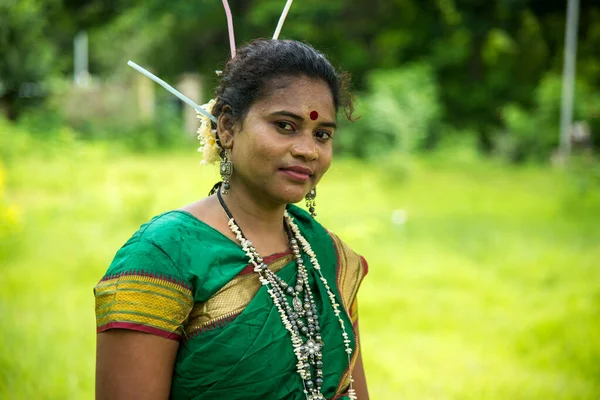 AMRAVATI, MAHARASHTRA, INDIA - 9 DE AGOSTO: Grupo de tribus Gondi celebrando el Día Mundial de la Tribu realizando danza folclórica en Amravati, Maharashtra, India — Foto de Stock