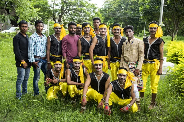 Amravati, Maharashtra, India - 9 augustus: Groep Gondi stammen viert wereldtribale dag door volksdans uit te voeren in Amravati, Maharashtra, India — Stockfoto