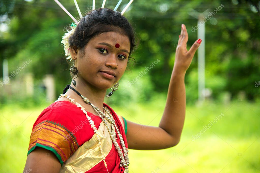 AMRAVATI, MAHARASHTRA, INDIA 9 DE AGOSTO Grupo de tribus Gondi