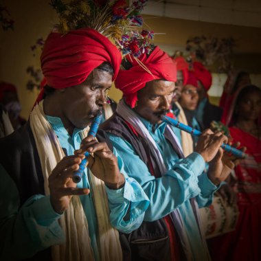 Amravati, Maharashtra, Hindistan - 9 Ağustos - Madhya Pradesh ve Maharashtra 'da bulunan Korku kabilesi geleneksel müzik üzerine dans ederek dünya kabilesi gününü kutluyor,