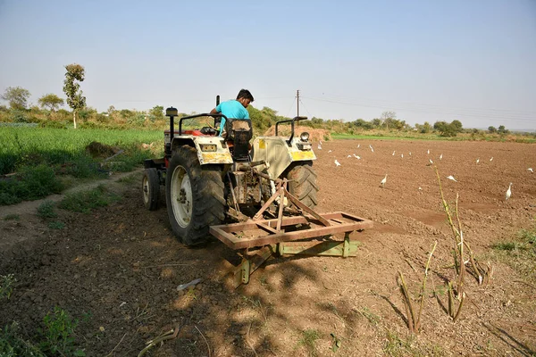 AMRAVATI, MAHARASHTRA, INDIA - 03 FEB 2017: Agricultor no identificado en tractor preparando tierra para siembra con sembradora . —  Fotos de Stock