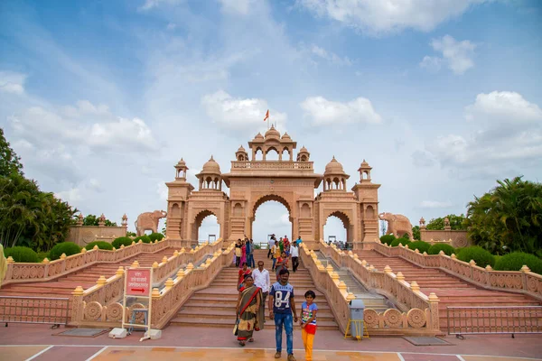 SHEGAON, MAHARASHTRA, INDIA, 10 JULY 2017 : Unidentified tourist enjoying an architectural wonder at Anand Sagar Shri Saint Gajanan Maharaj Sansthan. Anand Sagar is tourist attraction place of Shegaon — Stock Photo, Image
