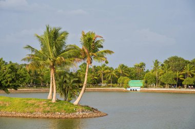 Shegaon, Maharashtra, Hindistan, 10 Temmuz 2017: Kimliği belirsiz turist Anand Sagar Shri Saint Gajan Maharaj Sansthan 'da mimari harikalar yaratıyor. Anand Sagar, Shegaon 'un turistik merkezidir.