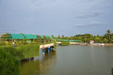 Shegaon, Maharashtra, Hindistan, 10 Temmuz 2017: Kimliği belirsiz turist Anand Sagar Shri Saint Gajan Maharaj Sansthan 'da mimari harikalar yaratıyor. Anand Sagar, Shegaon 'un turistik merkezidir.