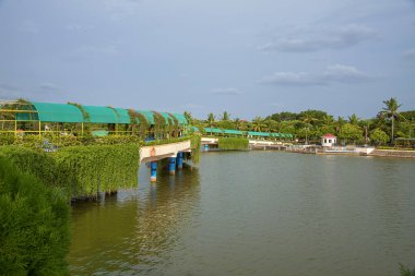 Shegaon, Maharashtra, Hindistan, 10 Temmuz 2017: Kimliği belirsiz turist Anand Sagar Shri Saint Gajan Maharaj Sansthan 'da mimari harikalar yaratıyor. Anand Sagar, Shegaon 'un turistik merkezidir.