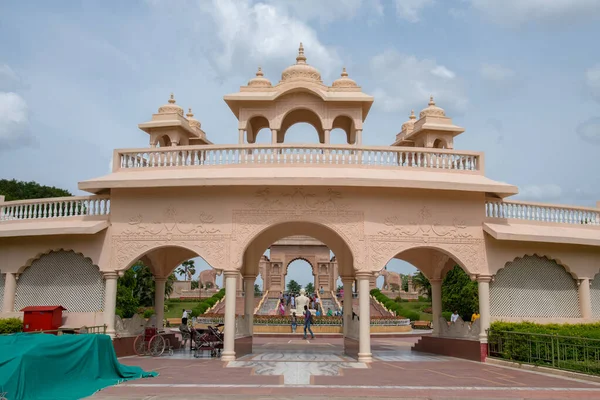 SHEGAON, MAHARASHTRA, INDIA, 10 JULIO 2017: Turista no identificado disfrutando de una maravilla arquitectónica en Anand Sagar Shri Saint Gajanan Maharaj Sansthan. Anand Sagar es lugar de atracción turística de Shegaon — Foto de Stock
