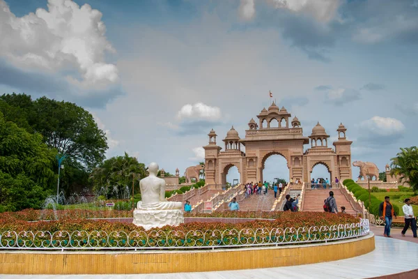 SHEGAON, MAHARASHTRA, INDIA, 10 JULY 2017 : Unidentified tourist enjoying an architectural wonder at Anand Sagar Shri Saint Gajanan Maharaj Sansthan. Anand Sagar is tourist attraction place of Shegaon — Stock Photo, Image