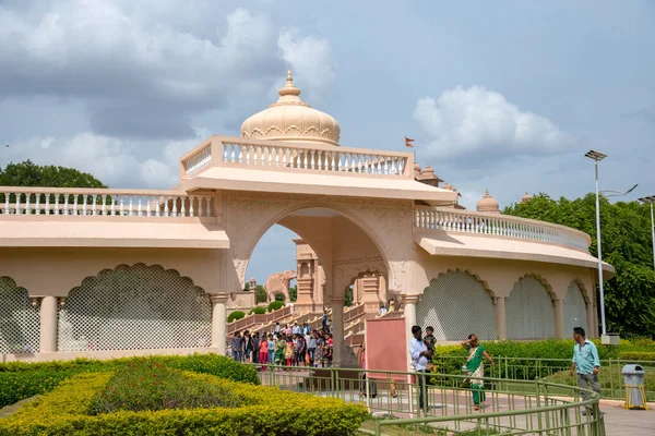 SHEGAON, MAHARASHTRA, INDIA, 10 JULIO 2017: Turista no identificado disfrutando de una maravilla arquitectónica en Anand Sagar Shri Saint Gajanan Maharaj Sansthan. Anand Sagar es lugar de atracción turística de Shegaon — Foto de Stock