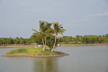 Shegaon, Maharashtra, Hindistan, 10 Temmuz 2017: Kimliği belirsiz turist Anand Sagar Shri Saint Gajan Maharaj Sansthan 'da mimari harikalar yaratıyor. Anand Sagar, Shegaon 'un turistik merkezidir.
