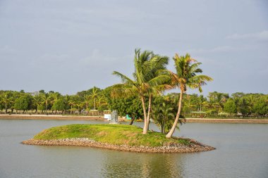 Shegaon, Maharashtra, Hindistan, 10 Temmuz 2017: Kimliği belirsiz turist Anand Sagar Shri Saint Gajan Maharaj Sansthan 'da mimari harikalar yaratıyor. Anand Sagar, Shegaon 'un turistik merkezidir.