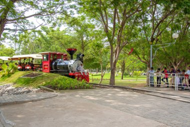 Anand Sagara Shegaon, Maharashtra, Hindistan, 10 Temmuz 2017: Tanımlanamayan turist Anand Sagar Shri Saint Gadranan Maharaj Sansthan 'da mini trenin keyfini çıkarıyor. Anand Sagar, Shegaon 'un turistik merkezidir.