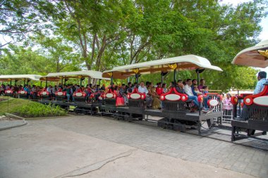 Anand Sagara Shegaon, Maharashtra, Hindistan, 10 Temmuz 2017: Tanımlanamayan turist Anand Sagar Shri Saint Gadranan Maharaj Sansthan 'da mini trenin keyfini çıkarıyor. Anand Sagar, Shegaon 'un turistik merkezidir.