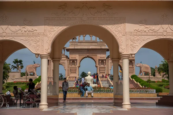 SHEGAON, MAHARASHTRA, INDIA, 10 JULIO 2017: Turista no identificado disfrutando de una maravilla arquitectónica en Anand Sagar Shri Saint Gajanan Maharaj Sansthan. Anand Sagar es lugar de atracción turística de Shegaon — Foto de Stock