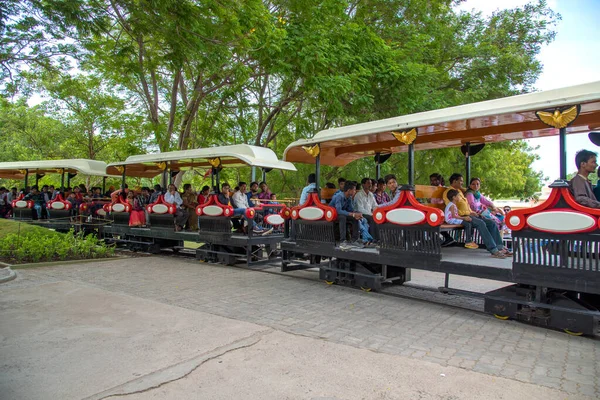 Anand Sagara Shegaon, Maharashtra, India, 10 July 2017: Unidentified tourist enjoy mini train at Anand Sagar Shri Saint Gajanan Maharaj Sansthan. 阿南萨加尔是谢冈的旅游胜地 — 图库照片