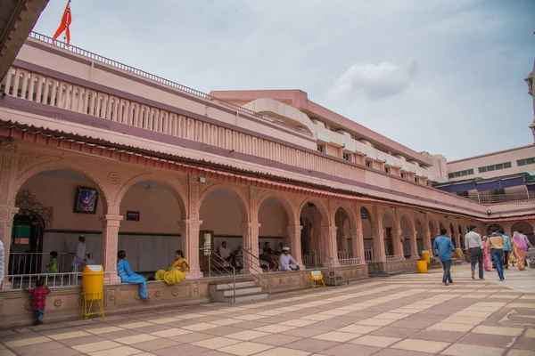 SHEGAON, MAHARASHTRA, INDIA, 10 LUGLIO 2017: Persone non identificate visitano e adorano il Tempio di Shri Saint Gajanan Maharaj Sansthan. Questo tempio e Anand Sagar è luogo di attrazione turistica di Shegaon — Foto Stock