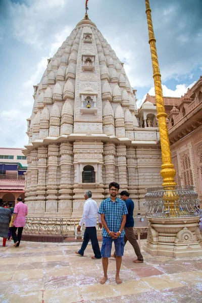 Shegaon, Maharashtra, Indien, 10 juli 2017: Oidentifierade människor besöker och dyrkar Shri Saint Gajanan Maharaj Sansthan Temple. Detta tempel och Anand Sagar är turistattraktion plats Shegaon — Stockfoto