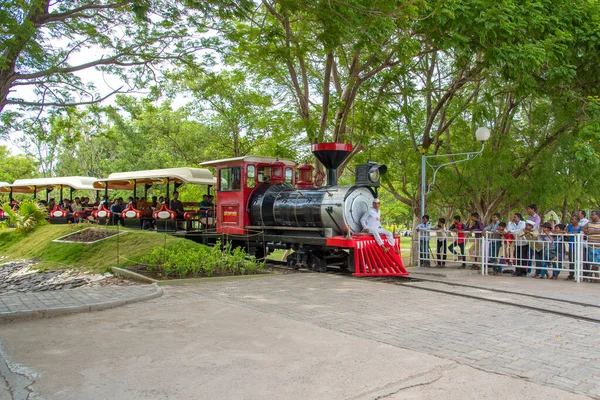 ANAND SAGARA SHEGAON, MAHARASHTRA, INDIA, 10 JULY 2017 : Unidentified tourist enjoy mini train at Anand Sagar Shri Saint Gajanan Maharaj Sansthan. Anand Sagar is tourist attraction place of Shegaon — Stock Photo, Image