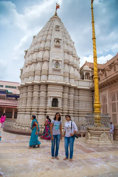 SHEGAON, MAHARASHTRA, INDIA, 10 DE JULIO DE 2017: Personas no identificadas visitan y adoran el Templo de Shri Saint Gajanan Maharaj Sansthan. Este templo y Anand Sagar es lugar de atracción turística de Shegaon — Foto de Stock