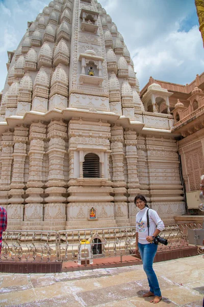 ШЕГАОН, МАХАРАШТРА, Индия, 10 июля 2017 года: Неизвестные люди посещают и поклоняются в храме Шри Сент-Гаджанан Махарадж Санстан. Этот храм и Ананд Сагар является туристической достопримечательностью место Шегаон — стоковое фото