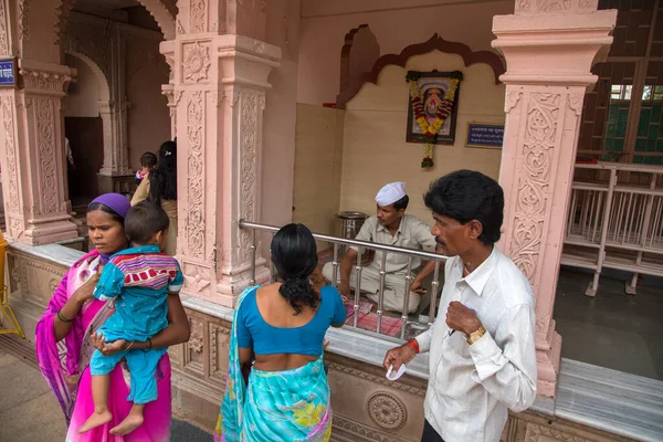 SHEGAON, MAHARASHTRA, ÍNDIA, 10 DE JULHO DE 2017: Pessoas não identificadas visitam e adoram no Templo Shri Saint Gajanan Maharaj Sansthan. Este templo e Anand Sagar é local de atração turística de Shegaon — Fotografia de Stock