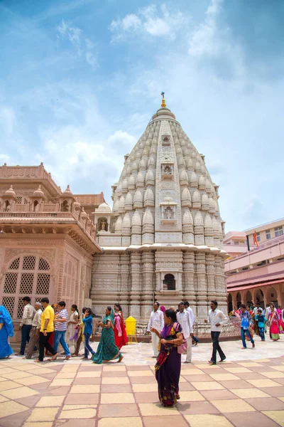Shegaon, Maharashtra, Indien, 10 juli 2017: Oidentifierade människor besöker och dyrkar Shri Saint Gajanan Maharaj Sansthan Temple. Detta tempel och Anand Sagar är turistattraktion plats Shegaon — Stockfoto