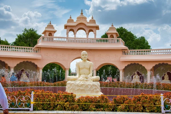 SHEGAON, MAHARASHTRA, INDIA, 10 JULIO 2017: una maravilla arquitectónica en Anand Sagar Shri Saint Gajanan Maharaj Sansthan. Anand Sagar es lugar de atracción turística de Shegaon — Foto de Stock