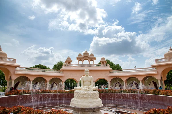 SHEGAON, MAHARASHTRA, INDIA, 10 JULIO 2017: una maravilla arquitectónica en Anand Sagar Shri Saint Gajanan Maharaj Sansthan. Anand Sagar es lugar de atracción turística de Shegaon — Foto de Stock