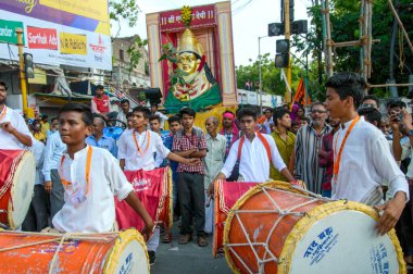 Amravati, Maharashtra, Hindistan - 27 Eylül 2018: Ganesh Chaturthi festivali sırasında tanrıça Ekvira heykelinin önünde geleneksel davul çalan kimliği belirsiz bir kalabalık.
