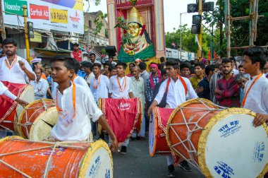 Amravati, Maharashtra, Hindistan - 27 Eylül 2018: Ganesh Chaturthi festivali sırasında tanrıça Ekvira heykelinin önünde geleneksel davul çalan kimliği belirsiz bir kalabalık.