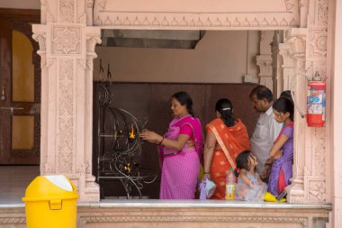 Shegaon, Maharashtra, Hindistan, 10 Temmuz 2017: Tanımlanamayan kişiler Shri Saint Gadyan Maharaj Sansthan Tapınağını ziyaret edip ibadet ediyorlar. Bu tapınak ve Anand Sagar Shegaon 'un turistik yeridir.
