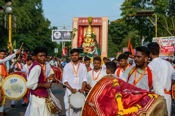 Amravati, Maharashtra, Hindistan - 27 Eylül 2018: Ganesh Chaturthi festivali sırasında tanrıça Ekvira heykelinin önünde geleneksel davul çalan kimliği belirsiz bir kalabalık. — Stok fotoğraf