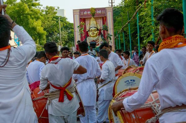 AMRAVATI, MAHARASHTRA, INDIA - 27 SETTEMBRE 2018: Una folla di persone non identificate che battono i tamburi tradizionali davanti all'idolo della Dea Ekvira durante il Ganesh Chaturthi festival . — Foto Stock