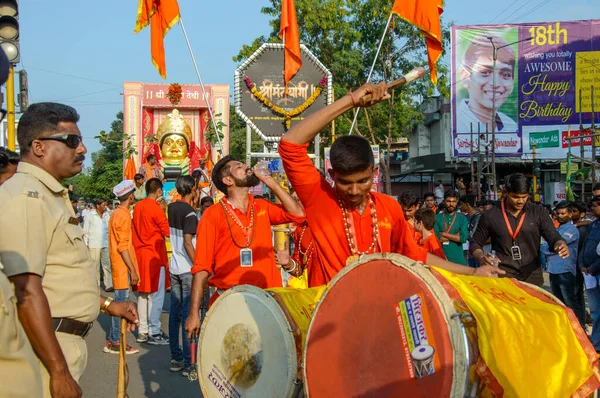 Amravati, Maháráštra, Indie - 27. září 2018: Dav neidentifikovaných lidí buší do tradičních bubnů před modlou bohyně Ekviry během festivalu Ganesh Chaturthi. — Stock fotografie