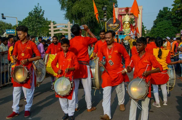 インド・マハラシュトラ州アムラヴァティ- 2018年9月27日:ガネシュ・チャトゥティ・フェスティバル中に、女神エクビラの偶像の前で伝統的な太鼓を打ち鳴らす正体不明の人々の群衆. — ストック写真