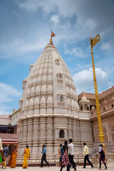 2017 년 7 월 10 일에 확인 함 . shegaon, Maharashtra, India (2017 년 7 월 10 일 ): Unidentified people visit and besives at SHRI saint gajanan maharaj sansthan temple. 이 신전 과 안 나 사 갈은 셰르 가온의 관광 명소 다 — 스톡 사진